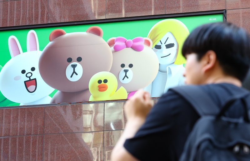 네이버가 일본 소프트뱅크와 절반씩 지분을 나눠 가지고 있는 글로벌 메신저 '라인'의 경영권을 일본 총무성의 라인야후 지분 매각 요구에 따라 일본 기업에 내줄 가능성이 커지고 있다. 네이버는 매각을 포함해 모든 가능성을 열어두고 소프트뱅크와 협의하겠다고 했고, 정부는 네이버의 입장을 최대한 존중해 필요 시 대응하겠다는 입장이다. 사진은 서울 시내 한 라인프렌즈 매장 모습. ⓒ사진 2024년 5월 13일 뉴시스