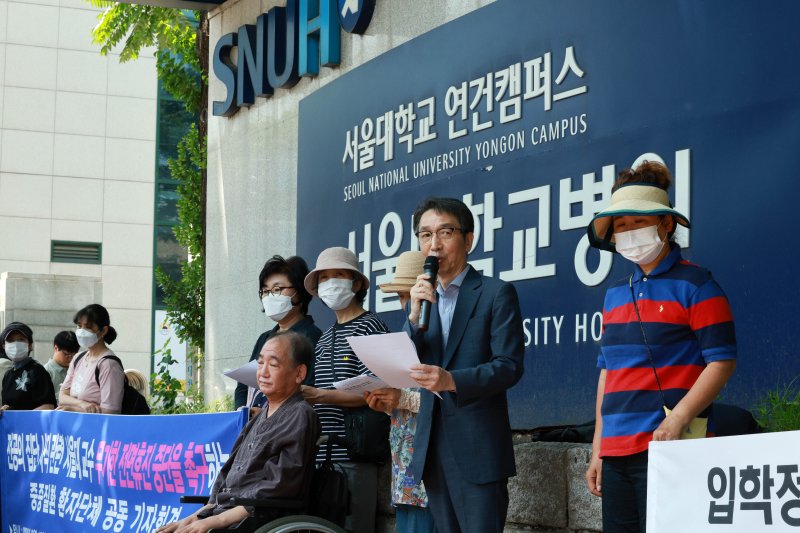 12일 서울 종로구 서울대학교 병원 후문 앞에서 열린 전공의 집단 사직 관련 서울대 교수 무기한 전면휴진 중단을 촉구하는 중증질환 환자단체 공동 기자회견에서 김성주 한국중증질환연합회 회장이 발언을 하고 있다. ⓒ사진 2024년 6월 12일 뉴시스