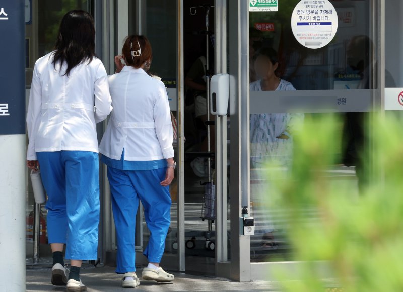 정부의 의대 정원 증원에 반발해 전국 수련병원에 사직서를 제출한 전공의를 비롯해 의료계의 집단행동이 이어지고 있는 14일 서울 시내 한 대학병원에서 의료진이 오가고 있다. ⓒ사진 2024년 6월 14일 뉴스1