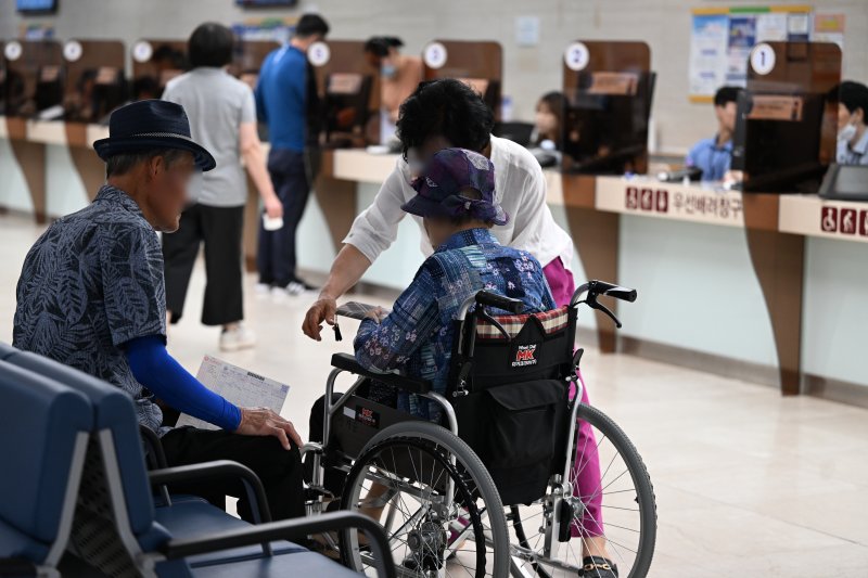 대한의사협회의 집단휴진이 시작된 18일 오전 광주 동구 전남대학교병원에서 환자가 진료를 기다리고 있다. ⓒ사진 2024년 6월 18일 뉴시스