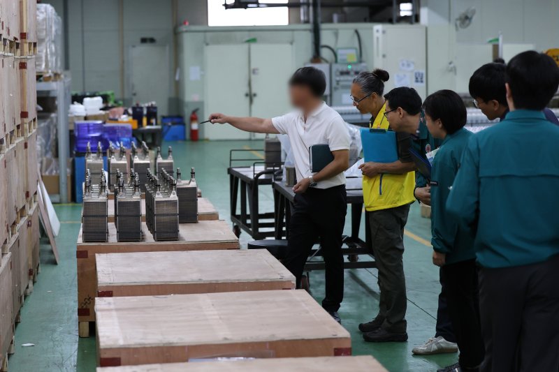 광주 북구 월출동 광주첨단과학산업단지 한 배터리 생산업체에서 광주시 관계자가 '화성 아리셀 공장화재'를 계기로 긴급 안전 점검을 하고 있다. ⓒ사진 2024년 6월26일 연합뉴스