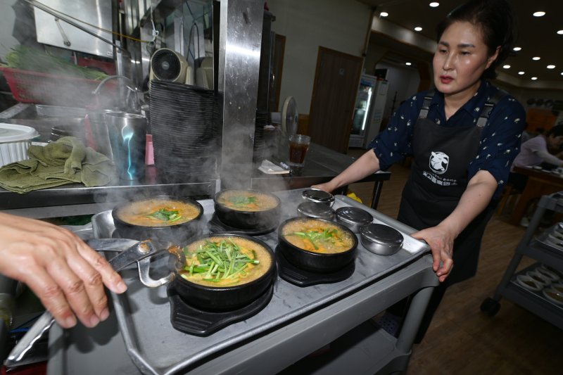 광주 서구 한 흑염소 전문점에서 종업원들이 흑염소탕을 나르고 있다. 사진=뉴시스