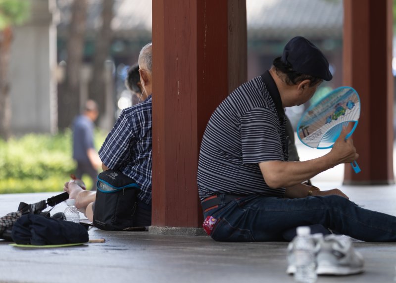 온열질환은 폭염에 장시간 노출될 때 열로 발생하는 급성질환으로 무더위에 장시간 노출 시 두통, 어지러움, 근육경련, 피로감, 의식 저하 등의 증상을 보인다. 사진=뉴스1