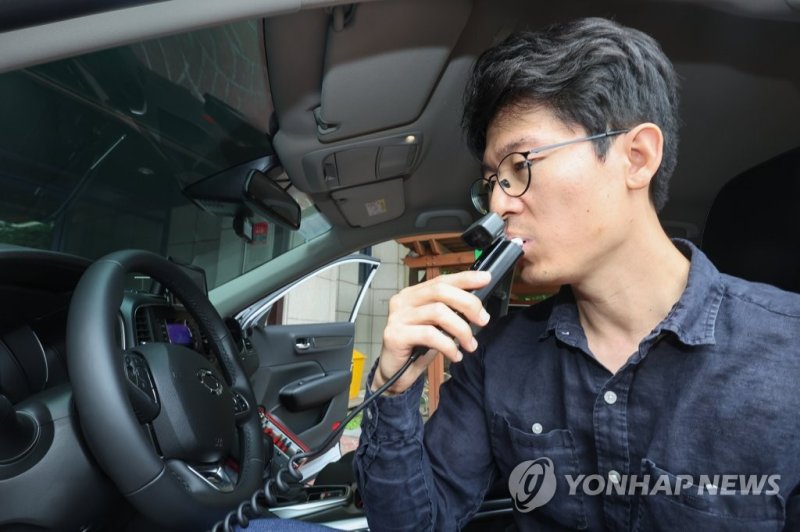 음주운전 방지 장치를 시연하는 국민 체험단 이동준씨. 도로교통공단은 국민 체험단 20명의 차량에 음주운전 방지 장치를 설치하고 3개월간 데이터를 수집하는 시범 캠페인을 진행했다. 2023.6.15/연합뉴스