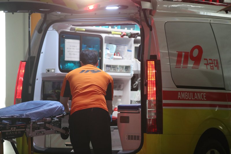 서울 시내의 한 대학병원 권역응급의료센터에서 구급대원이 구급차량을 정리하는 모습. 사진=뉴스1