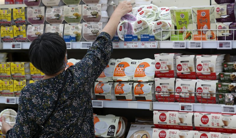 서울의 한 대형마트에 진열된 즉석밥 제품. 2022.10.04/뉴시스