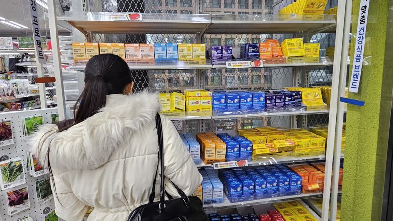 지난 2025년 3월 1일 다이소 홍대2호점 건강기능식품 매대 앞에서 소비자가 물건을 고르고 있다. 사진=노유정 기자