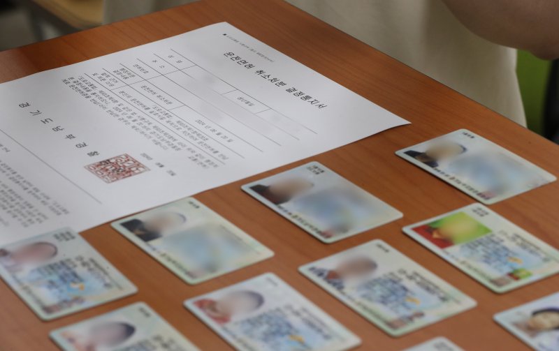 경기 수원시 권선구 수원시 교통정책과에서 공무원이 반납이 완료된 운전면허증을 정리하고 있다. 2024.7.3/뉴스1 ⓒ News1 김영운 기자 /사진=뉴스1