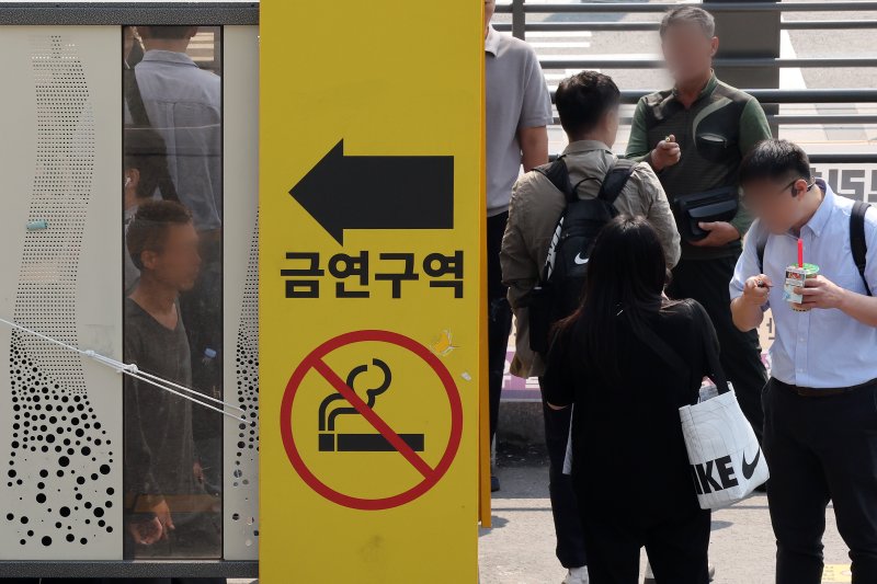 세계 금연의 날을 이틀 앞둔 31일 서울역 흡연실에서 시민들이 담배를 피고 있다. 2025.5.29/뉴스1