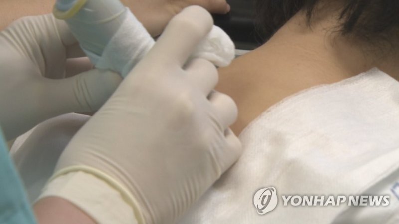 대상포진은 발병 후 72시간 내에 항바이러스를 투여하지 않으면 대상포진 후 신경통(PHN)이 남을 위험이 높아진다. 대상포진 후 신경통은 바이러스가 사라졌음에도 신경 손상이 남아 통증이 지속되는 현상이다. 사진은 대상포진 환자를 치료하고 있는 의료진의 모습. /연합뉴스