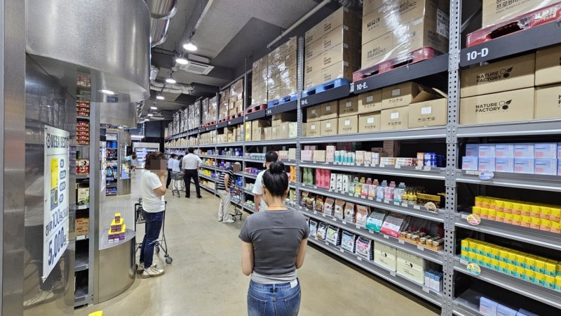 경기 성남시 수정구 고등공공주택지구에 있는 국내 첫 '창고형 약국' 메가팩토리약국 성남점 내부. 사진=연합뉴스