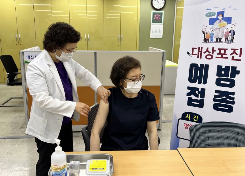 고령일수록 대상포진 후 신경통을 앓을 가능성이 높아지므로, 50세 이상 성인에게 대상포진 예방접종이 권고된다. 질병관리청에 따르면, 50대 환자의 약 20%, 60대의 약 60%, 70대에서는 70%가량이 대상포진 후 신경통을 겪는다. /뉴스1