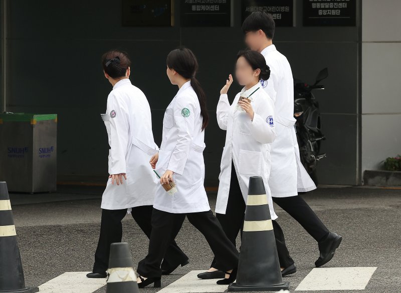 서울 시내 한 대학병원에서 의료진이 발걸음을 옮기고 있다. 2025.6.25. 사진=뉴스1