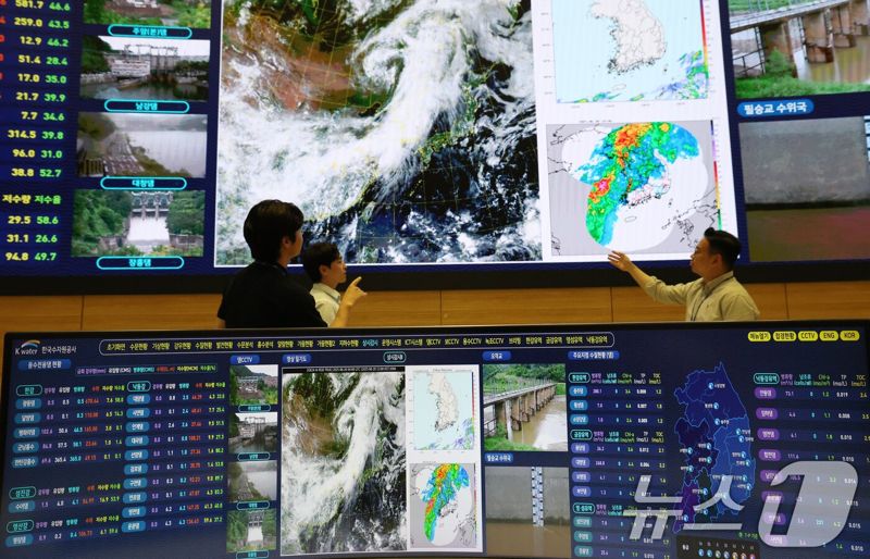 전국에 많은 비가 예보된 가운데 20일 대전 대덕구 한국수자원공사 물관리종합상황실에서 직원들이 호우 대비 모니터링을 하고 있다. ⓒ사진 2025년 6월 20일 뉴스1