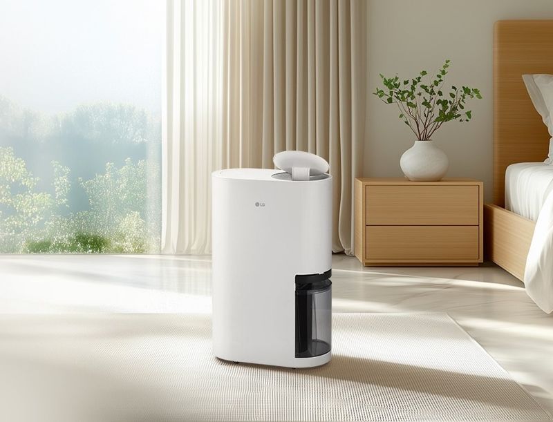 LG전자가 제습 용량을 최대 23L로 늘린 2025년형 LG 휘센 오브제컬렉션 제습기를 출시했다. 사진은 2025년형 LG 휘센 오브제컬렉션 제습기. ⓒ사진 2025년 5월 9일 연합뉴스 · LG전자 제공