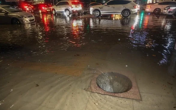 폭우로 다수의 차량이 침수된 서울 강남구 대치사거리에서 배수구가 뚜껑이 없어진 채 강한 소용돌이를 일으키고 있다. ⓒ사진 연합뉴스