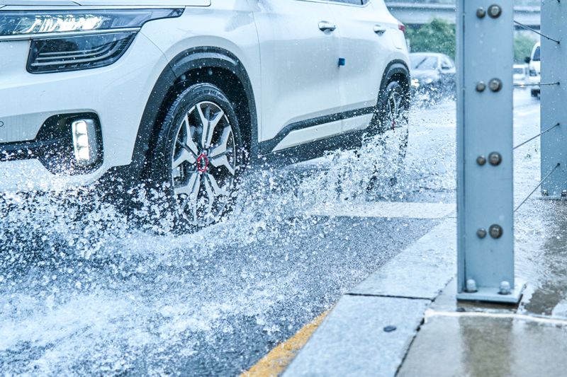 폭우로 물이 고인 도로를 달리는 차량. 장마철 침수 위험과 수막현상으로 인한 교통사고 예방 주의가 필요하다. ⓒ사진 게티이미지뱅크