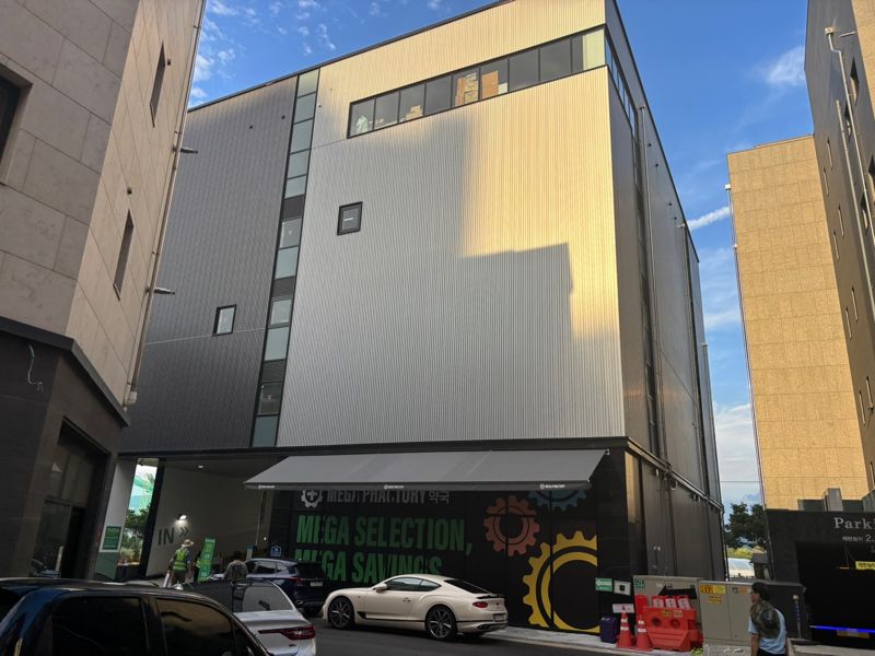 현수막 내린 메가팩토리약국. 사진=성민서 기자