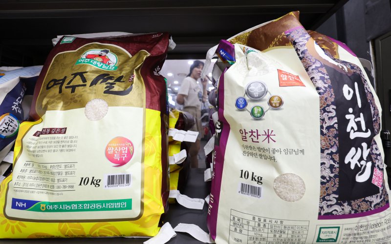 8일 서울시내 한 대형마트에 쌀이 진열되어 있다. 한국농수산식품유통공사(aT) 농산물유통정보(KAMIS)에 따르면 지난 4일 기준 전국 평균 쌀 소매가격은 20㎏ 기준 5만 9,159원으로 작년보다 10.4% 올랐다. 2025.07.08/뉴시스