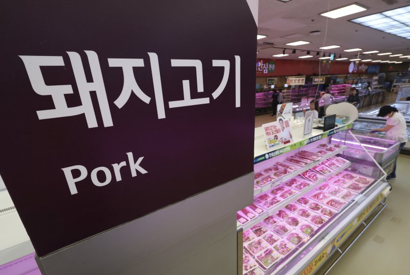 서울 시내 한 대형마트 매대에서 소비자가 돼지고기를 고르고 있다. 2025.07.22/뉴시스