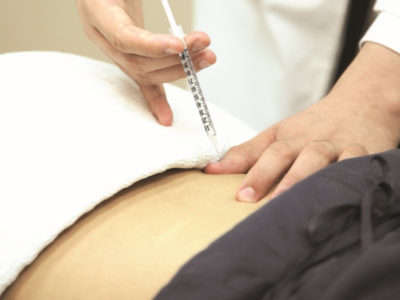 척추관 협착증의 치료는 보통 비수술적 치료를 선행하고, 이에 반응하지 않거나 증상이 심한 경우에 수술을 고려한다. /뉴시스