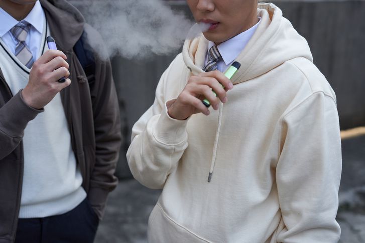 액상형 전자담배 피는 청소년. 사진=게티이미지뱅크