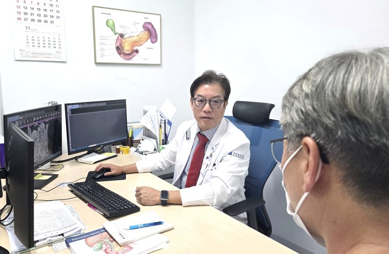 이상수 센텀종합병원 췌장담도센터장이 환자와 상담하고 있다. 2025.09.22/뉴시스