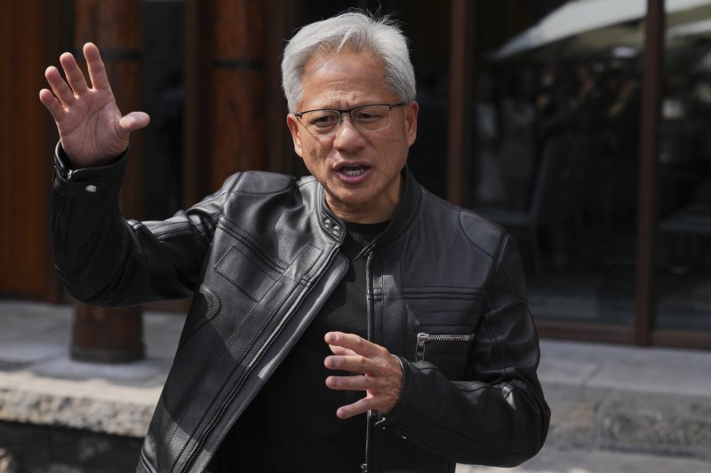파이낸셜타임스에 따르면 영국의 자산운용사 베일리 기퍼드를 세계적인 테크 투자사로 키운 투자 매니저 제임스 앤더슨은 "엔비디아의 오픈AI 투자 계획은 1990년대 말 닷컴 버블을 연상케 한다"며 "최근 AI 기업들의 기업가치 급등은 불안한 신호"라고 지적했다. 사진은 젠슨 황 엔비디아 최고경영자(CEO). 2025.10.01.뉴시스