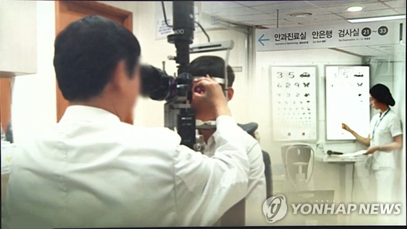 안압강하제만으로 안압 조절이 어려운 경우에는 레이저 치료를 고려한다. 홍채에 레이저로 작은 구멍을 내 방수의 순환을 돕거나, 섬유주에 레이저를 조사해 방수 배출을 원활하게 하는 방식이다. /연합뉴스