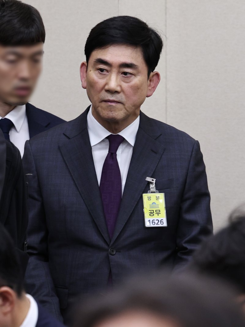 송종화 교촌F&B 대표가 14일 오후 서울 여의도 국회에서 열린 정무위원회 국정감사에 증인으로 출석하고 있다. 2025.10.14/뉴스1