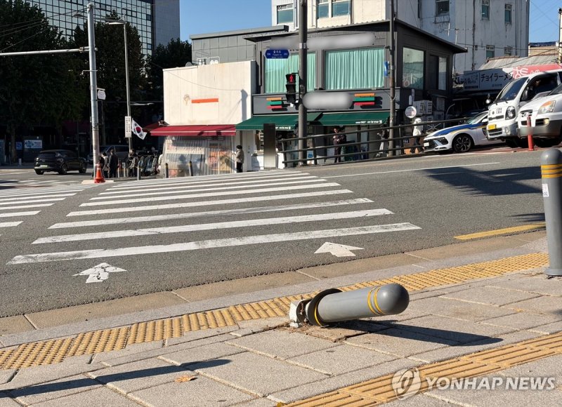 일본인 모녀가 사고를 당한 흥인지문 교차로 인근 횡단보도. 사고 충격으로 볼라드가 휘어져 있다. 사진=연합뉴스