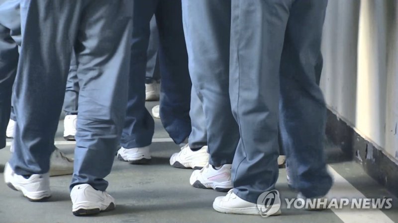 가해자의 조기 사회 복귀가 범죄 피해자와 그 가족들에게 또 다른 상처가 될 수 있다는 점에서 가석방 확대 방침에 대한 정서적 거부감이 상당하다. 온라인 커뮤니티에서는 "가뜩이나 처벌이 약한데 더 일찍 풀어준다니", "피해자는 평생 고통받는데 가해자는 조기 석방이냐"는 비판이 이어지고 있다. /연합뉴스