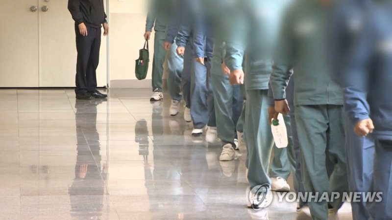 교정시설 과밀화로 인해 교도관 1인당 관리 재소자 수도 증가하고 있어 교정 행정의 질적 저하가 우려된다. 2025년 교정통계연보에 따르면 전체 교도관 1인당 관리 재소자는 2022년 3.1명에서 2024년 3.52명으로 증가했다. /연합뉴스