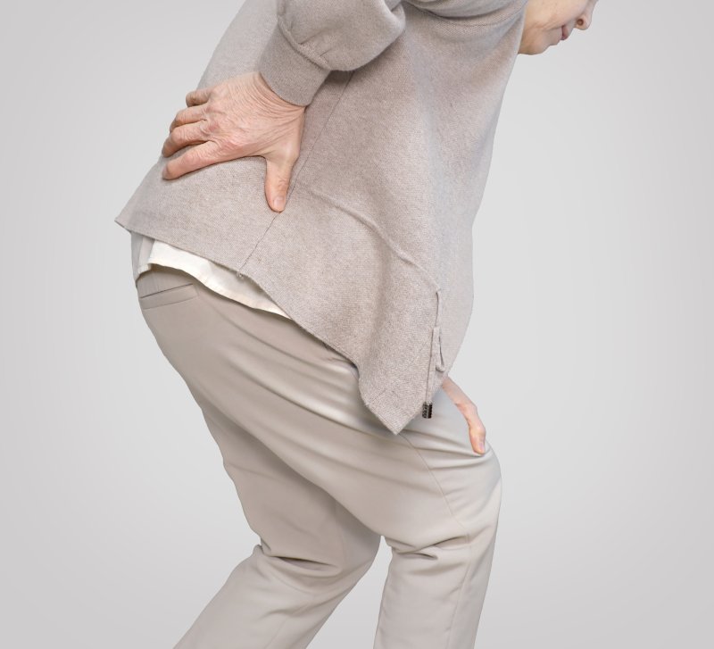 척추관 협착증과 허리디스크(추간판 탈출증)는 모두 허리 통증과 다리 저림을 유발하기 때문에 혼동하기 쉽다. 허리디스크는 척추뼈 사이의 디스크(추간판)가 탈출하여 신경을 압박하는 질환이지만, 척추관 협착증은 관절의 퇴행성 변화로 인해 척추관 자체가 좁아지는 질환이라는 점에서 차이가 있다. /뉴시스