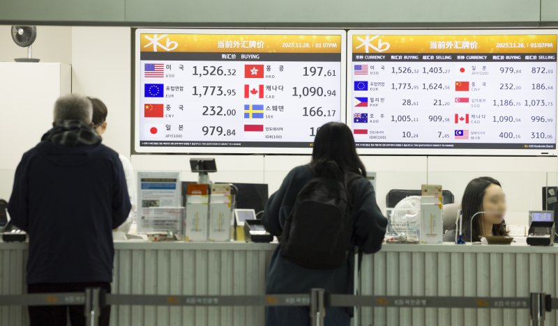 환율이 상승하면 해외여행을 위해 환전할 때나 유학생 자녀에게 송금할 때 부담이 커진다. 사진은 인천 중구 인천국제공항 제1여객터미널 은행 환전소에서 여행객들이 환전을 하고 있는 모습. 2025.11.28/뉴시스