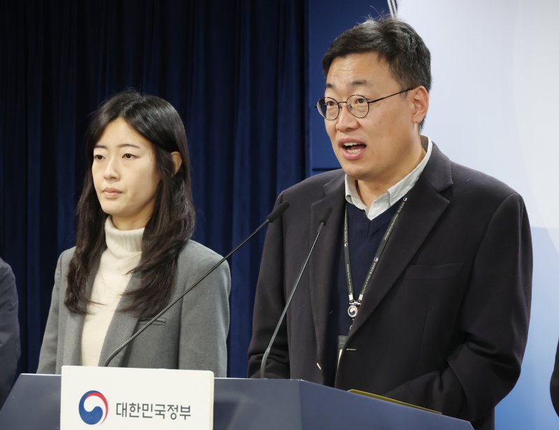 [서울=뉴시스] 김명원 기자 = 이동훈 국무조정실 재정금융정책관이 9일 오전 서울 종로구 정부서울청사에서 신속차단에 방점인 'AI 가짜 의사 광고' 대책 발표를 하고있다. 정부는 국가정책조정회의에서 AI 등을 활용한 시장 질서 교란 허위·과장 광고 대응방안에 대해 유통전 사전방지, 유통시 신속차단, 제재 강화·단속역량 확충 등을 추진하기로 했다. 2025.12.09. kmx1105@newsis.com /사진=뉴시스화상