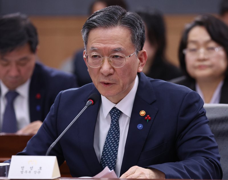 법무부는 지난 21일 보도설명자료를 통해 "지난달 '2026년 가석방 확대안'을 마련했으며, 내년부터 이를 적극 시행할 예정"이라고 밝혔다. 사진은 서울 종로구 정부서울청사 별관에서 열린 법무부(대검찰청)·성평등가족부 업무보고에서 답변 중인 정성호 법무부 장관. 2025.12.19/뉴시스