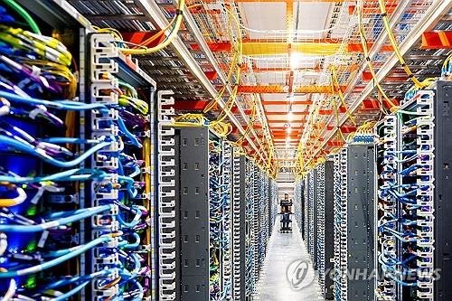구글, 오픈AI와 메타 등 빅테크 기업들은 경쟁적으로 대규모 데이터 센터 구축에 나서 향후 미래 수요를 선점하려고 경쟁하고 있다. 사진은 미국 인디애나주에 위차한 아마존 웹서비스의 AI 데이터센터 내부 모습. /연합뉴스