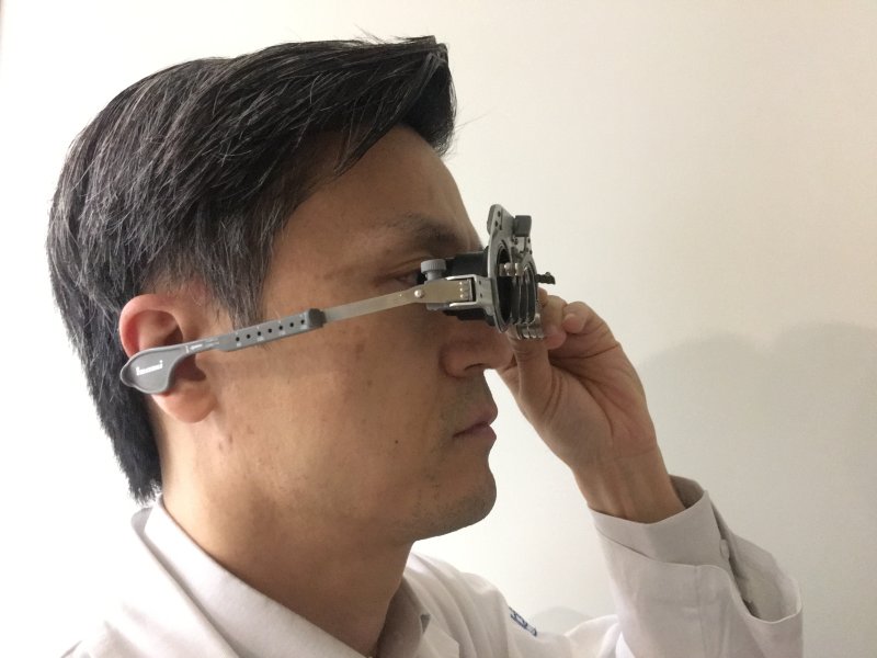 녹내장은 자각 증상이 거의 없고 완치가 불가능한 질환인 만큼 무엇보다 조기 발견이 중요하다. 만 40세 이상이라면 증상이 없더라도 정기적으로 안압과 시신경 상태를 확인하는 녹내장 검사를 받는 것이 바람직하다. 사진은 황호식 가톨릭대학교 여의도성모 안과병원 교수가 본인이 직접 개발한 다초점인공수정체 체험장비를 착용하고 있는 모습. 사진=여의도성모병원