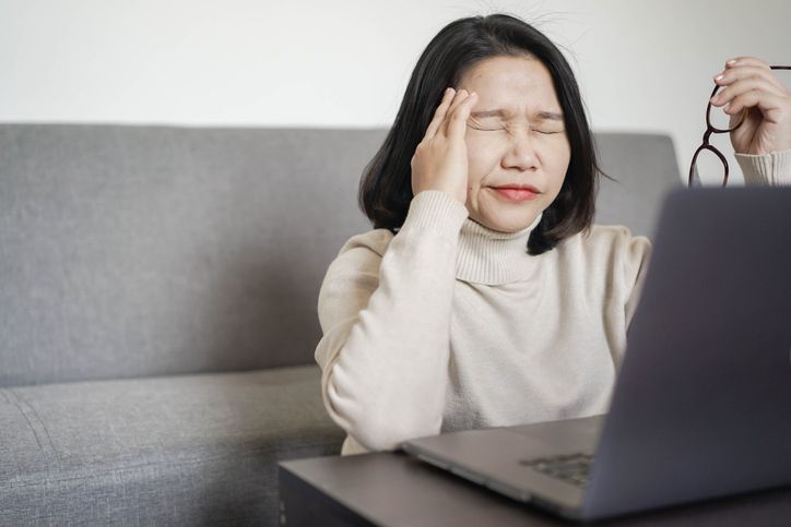 겨울철에는 다른 계절보다 안압이 높아져 주의가 필요하다. 기온이 떨어지면 눈 주변 혈관이 수축하면서 혈류의 순환이 원활하지 못하게 되어 안압이 상승하고 시신경에 부담이 가해질 수 있다. 사진=게티이미지뱅크
