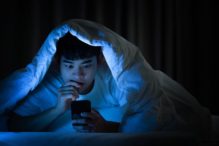 자기 전 스마트폰을 보는 습관은 녹내장 발병 위험을 높일 수 있다. 주변이 어두우면 동공이 커지면서 방수 유출로가 좁아져 안압이 오르는데 고개를 숙이거나 엎드려서 스마트폰을 보면 안압이 더욱 높아질 수 있어 위험하다. 사진=게티이미지뱅크