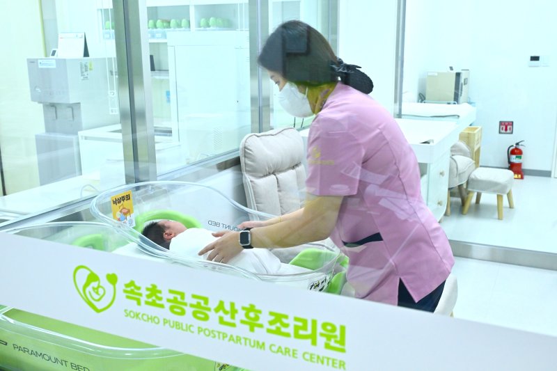 잠복결핵감염 상태인 경우에도 언제든지 활동성 결핵으로 진행할 수 있기 때문에 치료가 권고된다. 잠복결핵감염 치료 시 90%까지 결핵 발병을 예방할 수 있다. 특히 학교나 어린이집, 산후조리원 등에서 근무하는 돌봄시설 종사자의 경우, 자신도 모르게 활동성 결핵이 발병해 면역이 약한 어린이나 환자들을 감염시킬 수 있기 때문에 잠복결핵감염 진단과 치료가 필수적이다. 사진은 강원 속초시에 새로 생긴 공공산후조리원 모습. 2025.12.18/연합뉴스