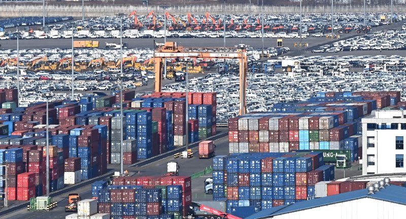 [평택=뉴시스] 김종택 기자 = 경기 평택시 포승읍 평택항에 컨테이너가 쌓여 있는 모습. 2026.01.14. jtk@newsis.com /사진=뉴시스