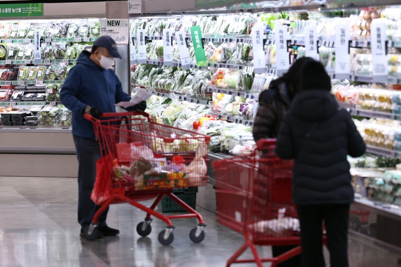 (서울=뉴스1) 구윤성 기자 = 20일 서울 시내의 한 대형마트에서 시민들이 장을 보고 있다. 한국은행이 이날 발표한 '2025년 12월 생산자물가지수(잠정)'에 따르면, 농림수산품 물가는 전월 대비 3.4% 상승했다. 특히 농산물 가격이 5.8% 오르며 상승폭이 컸고, 축산물도 1.3% 상승했다. 전월 농림수산품 가격은 -2.3%를 기록했지만 지난해 12월 들어 반등했다. 2026.1.20/뉴스1 /사진=뉴스1화상