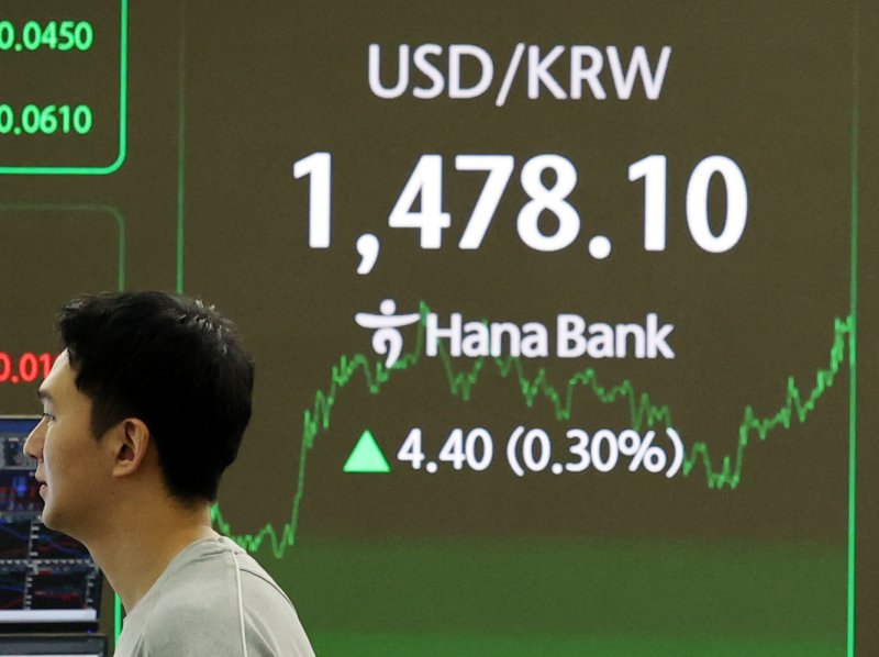 20일 외환시장에서 원·달러 환율은 전 거래일(1473.7원)보다 4.4원 오른 1478.1원에 주간 거래를 마감했다. 이날 오후 서울 중구 하나은행 딜링룸 뉴시스