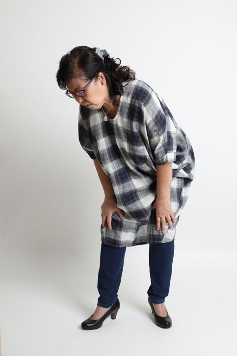 척추관 협착증 환자는 매년 평균 약 4만8000명씩 증가하고 있습니다. 주로 50~60대 이상에서 가장 많이 발병하며, 상대적으로 뼈가 약한 여성에게서 더 많이 나타나는 경향이 있습니다. /게티이미지뱅크