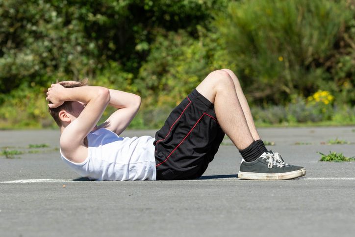 윗몸일으키기는 상체를 일으키는 동작에서 허리에 강한 압박이 가해지고, 디스크와 척추관에 과도한 부담을 주어 신경 압박을 악화시킬 수 있어 척추관 협착증 환자가 반드시 피해야 할 운동 중 하나다. /게티이미지뱅크