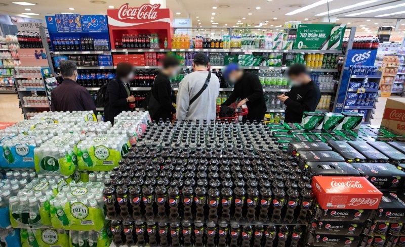 설탕세가 도입되면 설탕이 들어가는 콜라나 사이다 등 탄산음료의 가격이 올라 소비자 부담이 커질 수 있는데, 특히 저소득층이 상대적으로 더 큰 부담을 지게 된다. 설탕세는 소득 수준과 관계없이 국민 모두에게 동일한 세율이 적용되는 간접세이기 때문이다. /뉴스1