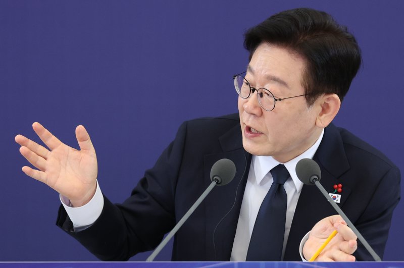 이재명 대통령은 2026년 1월 28일 자신의 X(엑스, 舊 트위터)에 "담배처럼 설탕 부담금으로 설탕 사용을 억제하고, 그 부담금으로 지역·공공의료 강화에 재투자하는 방안에 대해 여러분의 의견은 어떠신가요"라는 글을 올렸다. 2026.1.28/뉴스1